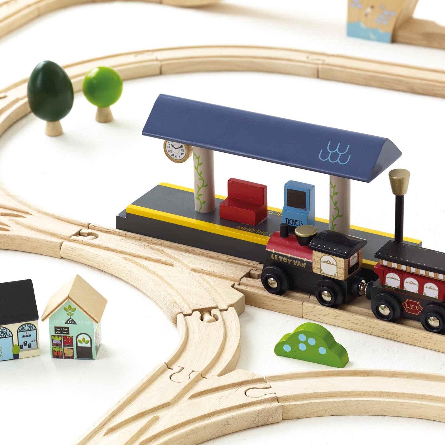Le Toy Van London Wooden Train Set - 120 Piece Track & Accessories - Educational Toy for Boys/Girls Age 3+